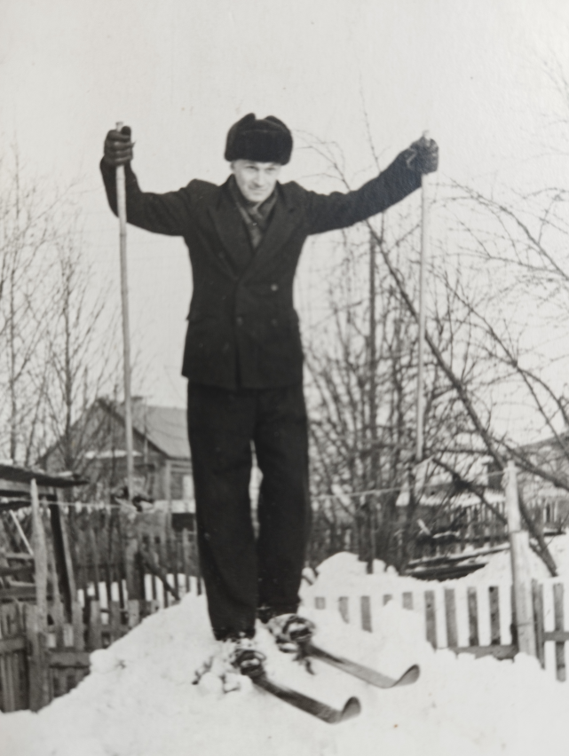 М.П.Кубышкин во дворе своего дома в Болотном, 1970-е гг. Фотография из фондов МКУК «Болотнинский районный историко-краеведческий музей»