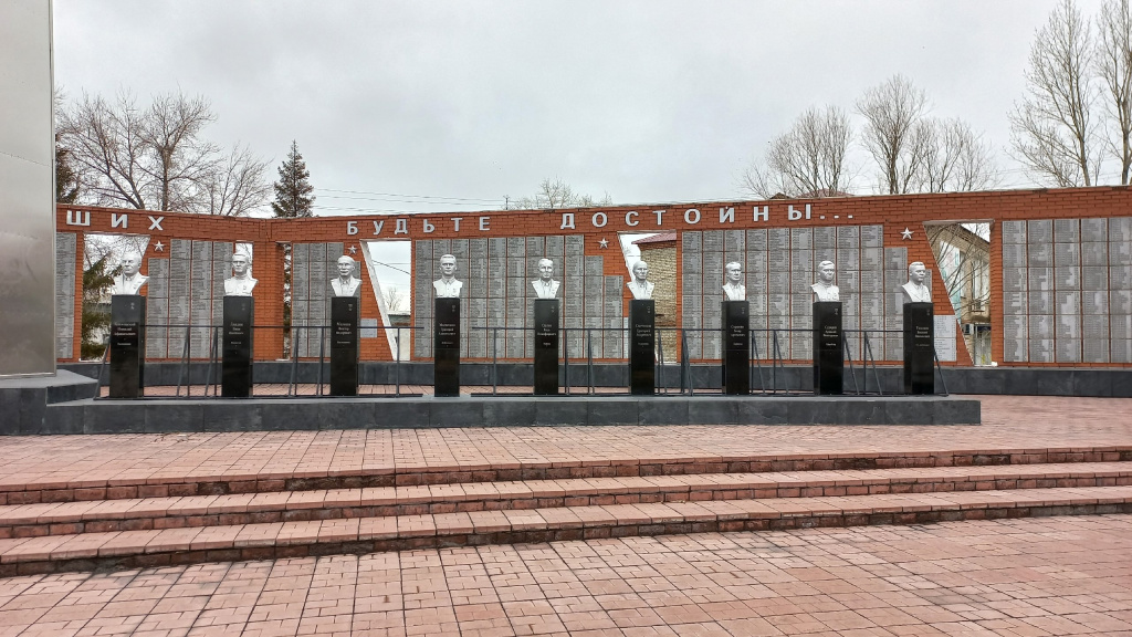 Мемориал воинской славы в Карасуке, вид на аллею Героев Мемориал воинской славы в Карасуке, вид на аллею Героев