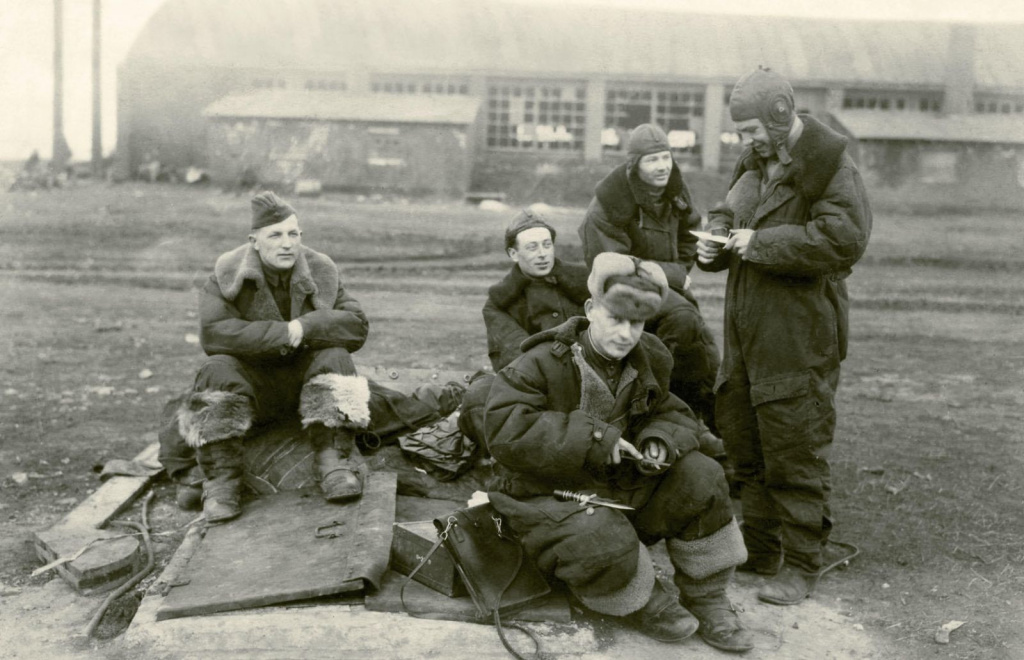 1944 г. Аэродром Умань. Экипаж Журавкова в ожидании вылета. Журавков слева сидит, на заднем плане слева - штурман Тюрин Л.Ф.