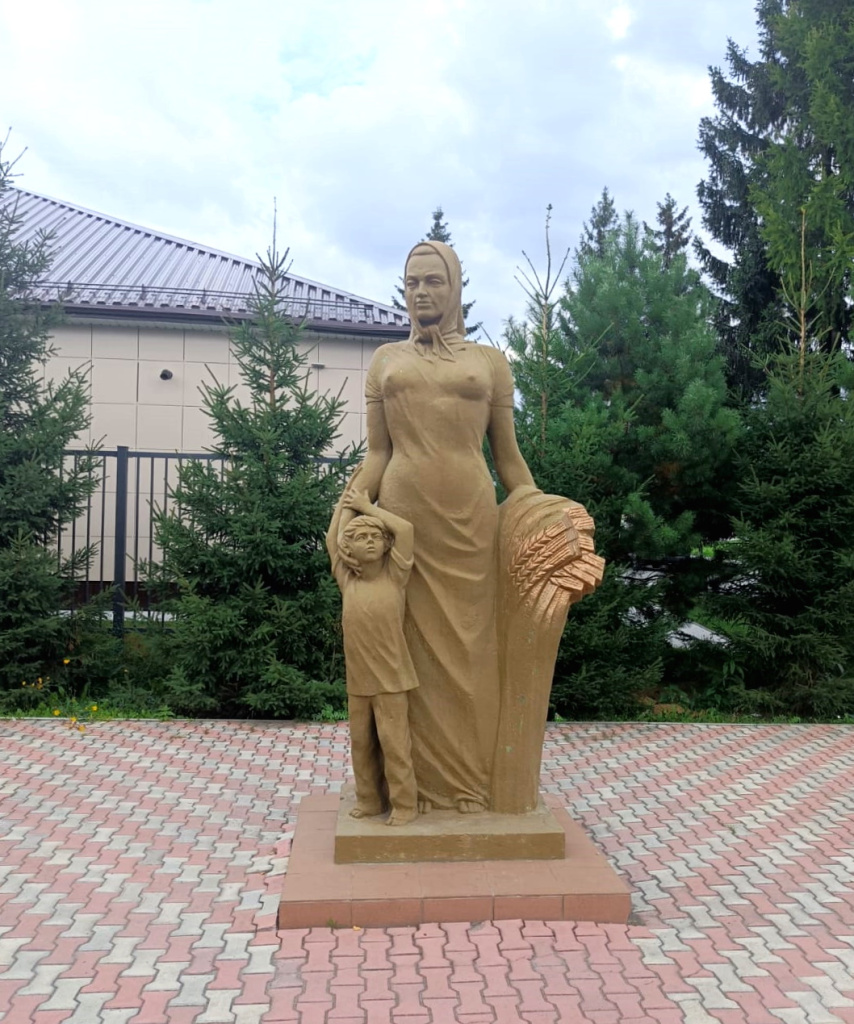 Мемориал "Мать и дитя войны" в Мошково